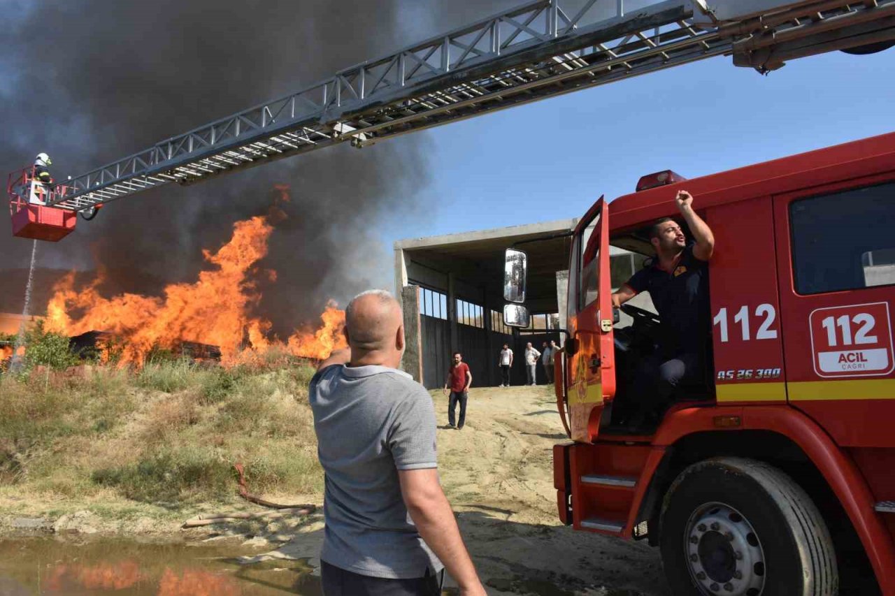 Alevlere teslim olan fabrika küle döndü