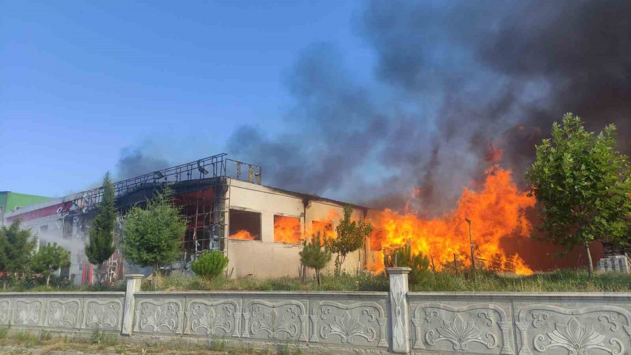 Alevlere teslim olan fabrika küle döndü