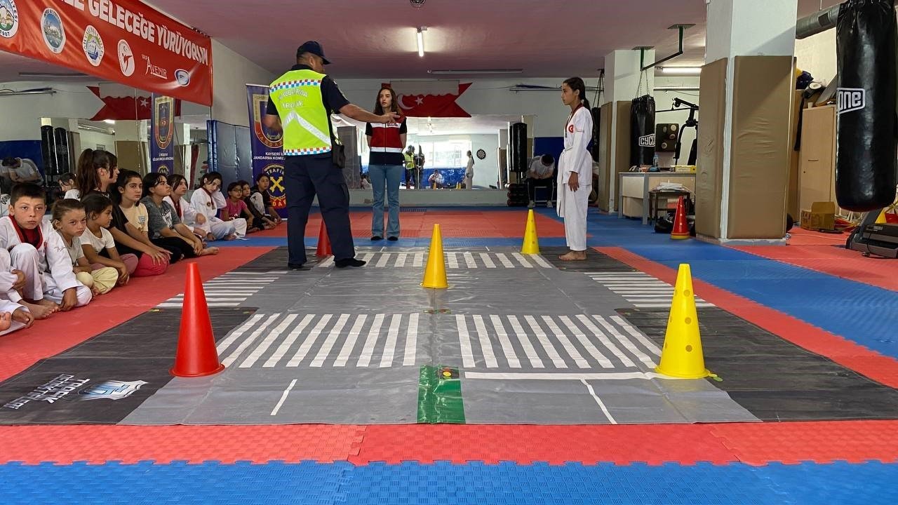 Jandarmadan öğrencilere ‘taekwondo’ eğitimi
