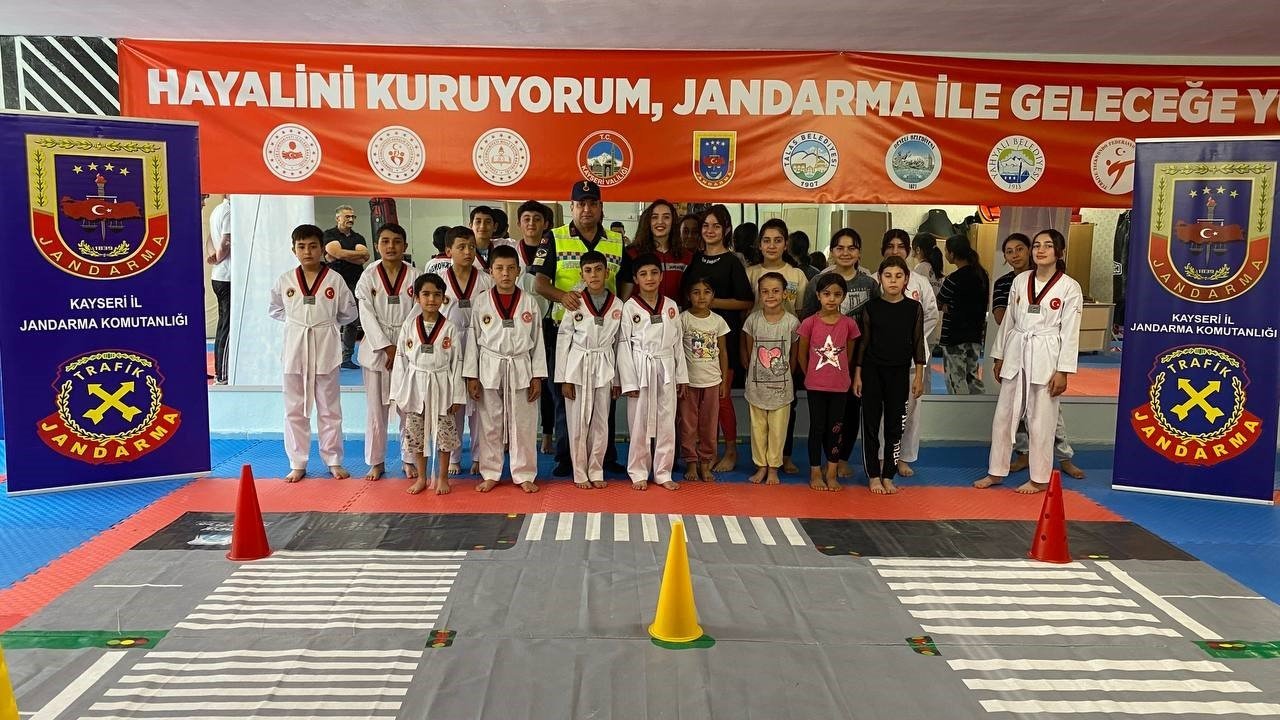 Jandarmadan öğrencilere ‘taekwondo’ eğitimi