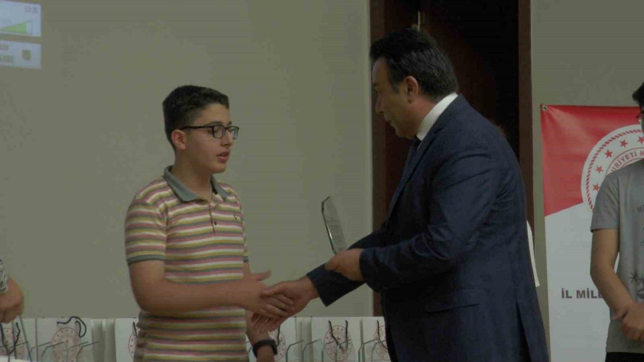 Milli eğitimden sınavlarda derece yapan öğrencilere hediye