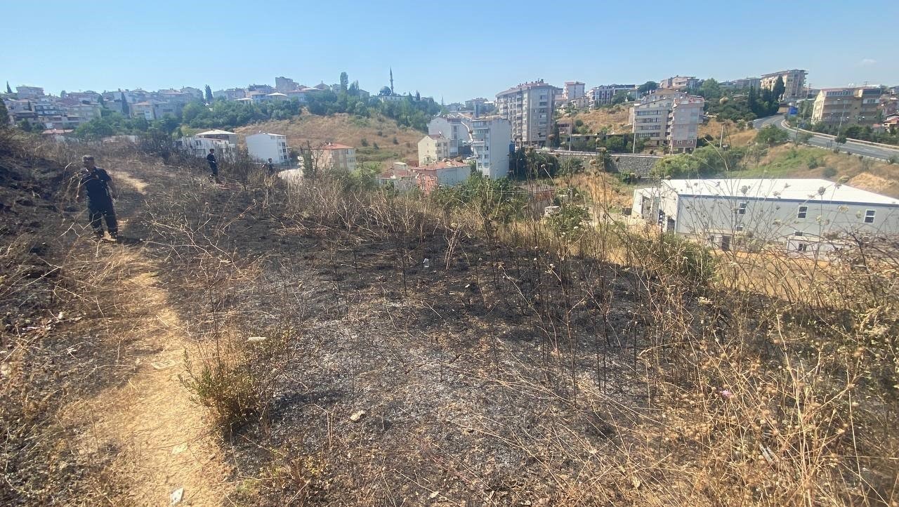 Otluk alanda çıkan yangın 20 dönüm alanı küle çevirdi