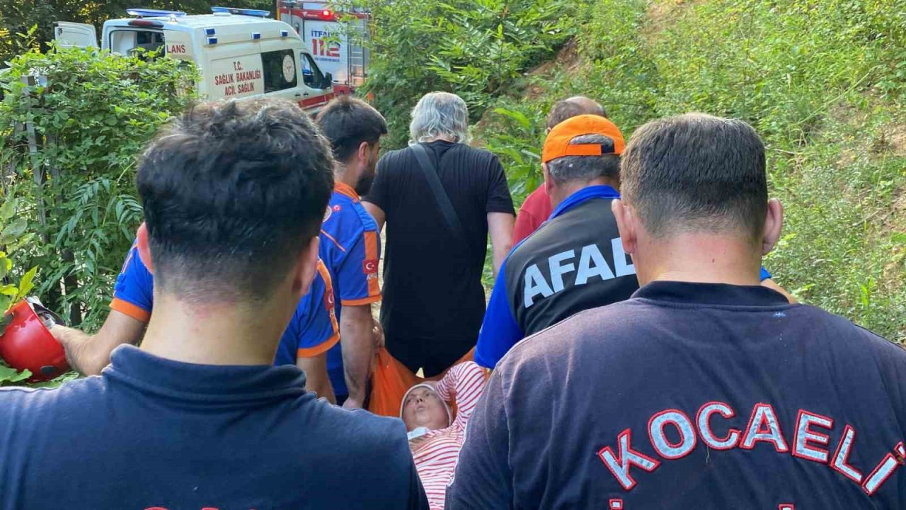 Doğa harikası şelaleyi görmek isterken düşen kadın kurtarıldı