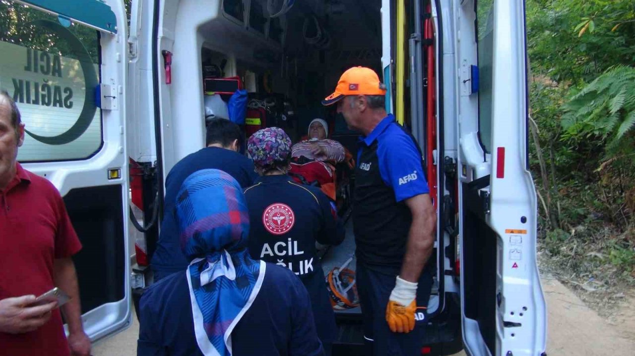 Doğa harikası şelaleyi görmek isterken düşen kadın kurtarıldı