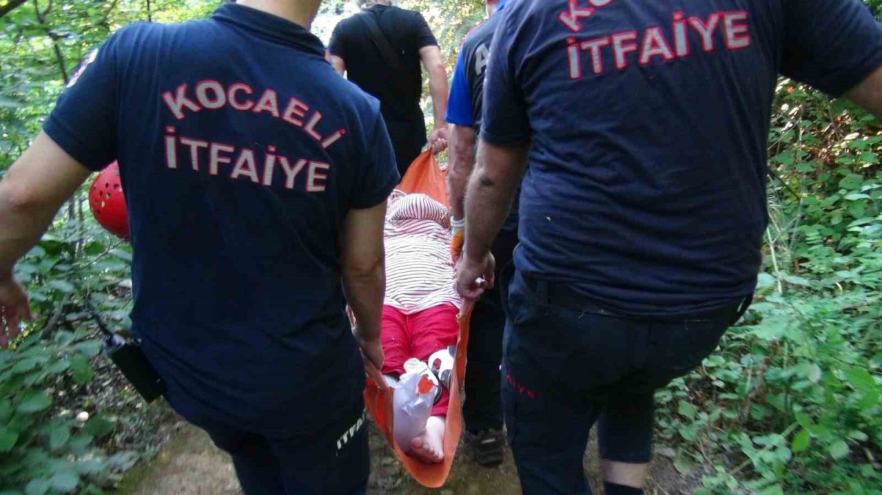 Doğa harikası şelaleyi görmek isterken düşen kadın kurtarıldı