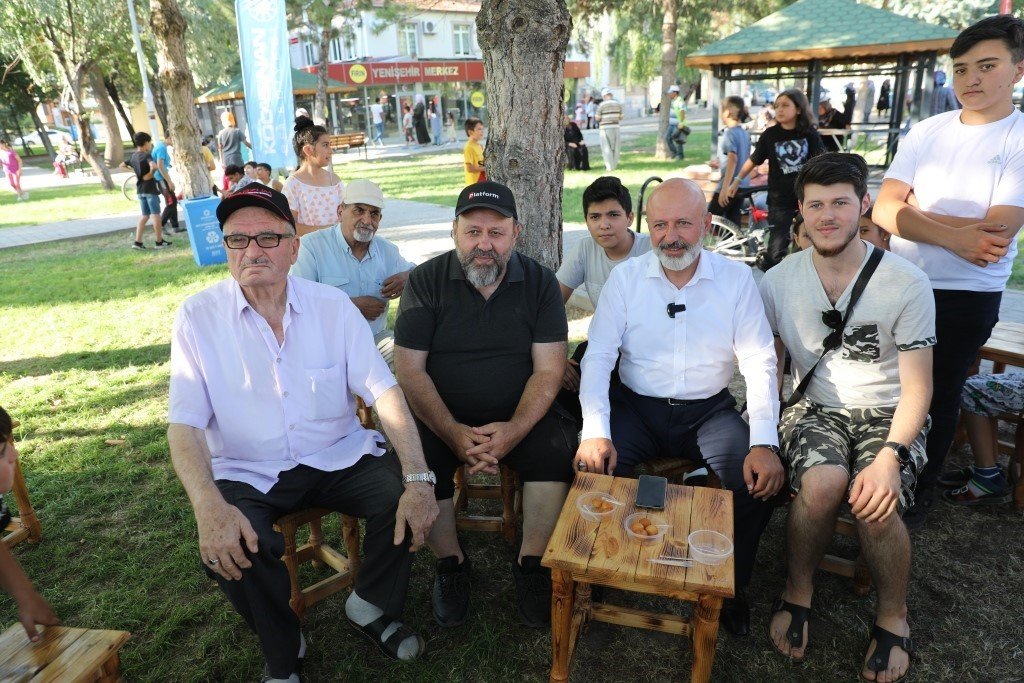 Başkan Çolakbayrakdar, Yenişehir Pazarında esnaf ve vatandaşlarla birlikte