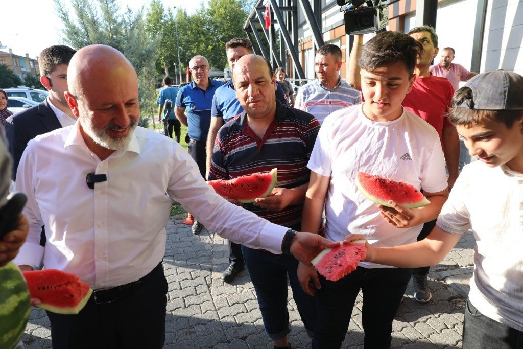 Başkan Çolakbayrakdar, Yenişehir Pazarında esnaf ve vatandaşlarla birlikte