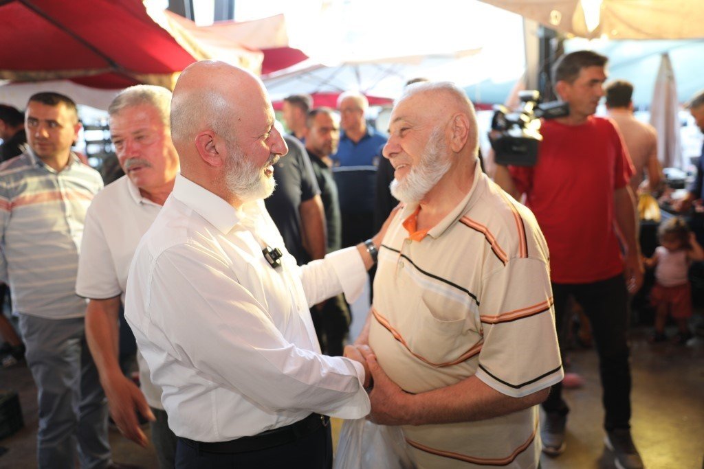 Başkan Çolakbayrakdar, Yenişehir Pazarında esnaf ve vatandaşlarla birlikte