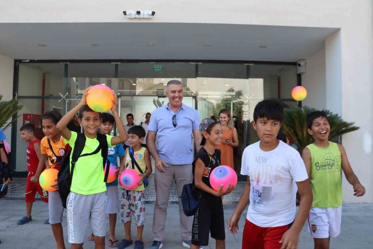 Kuşadası Belediyesi çocukların yüzlerini güldürdü