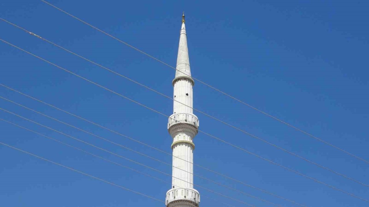 Yıkılan caminin minaresindeki hilali almak için her gece minareye tırmanıyor