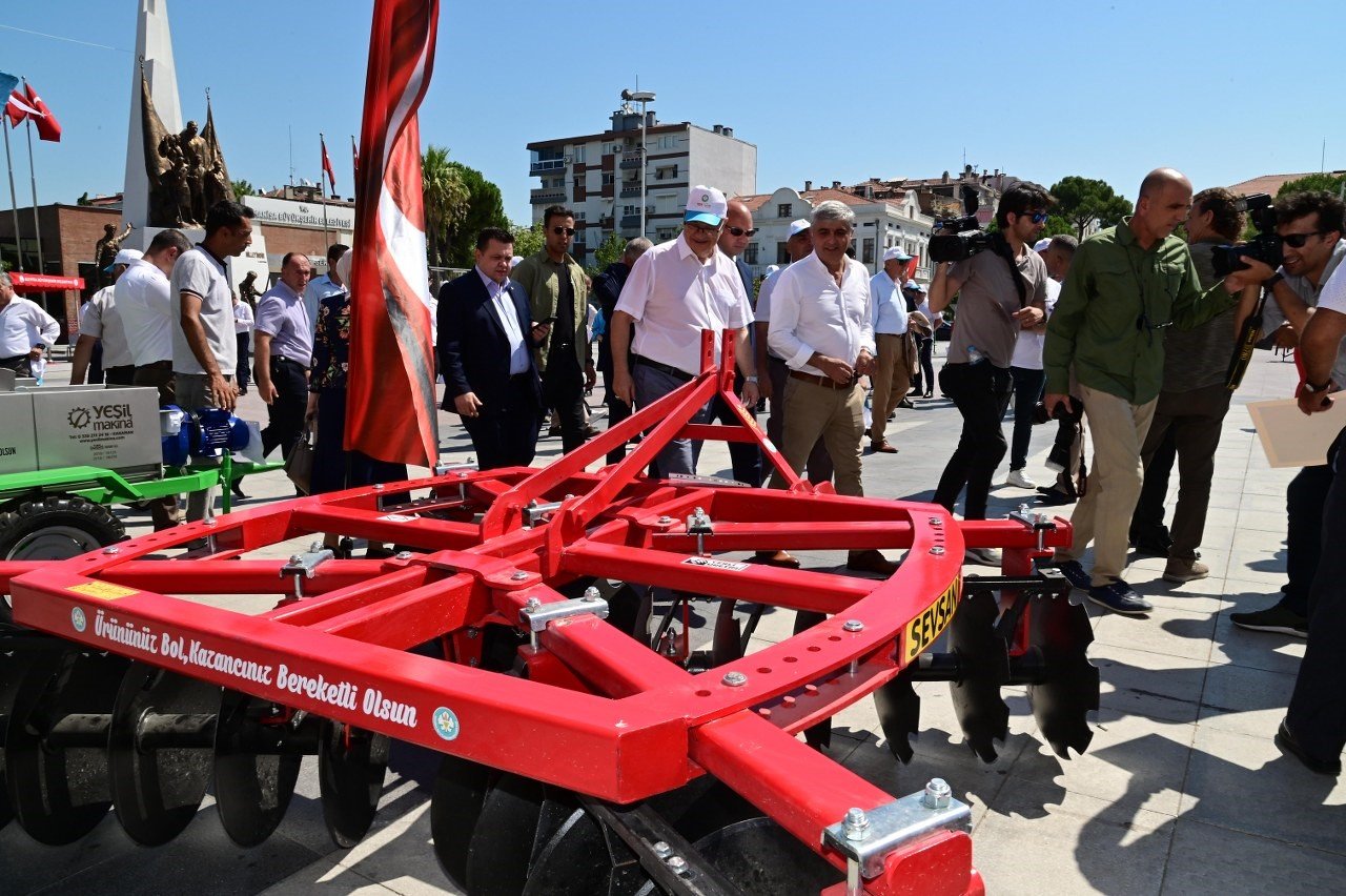 Başkan Ergün 60 tarım makinesi teslim etti