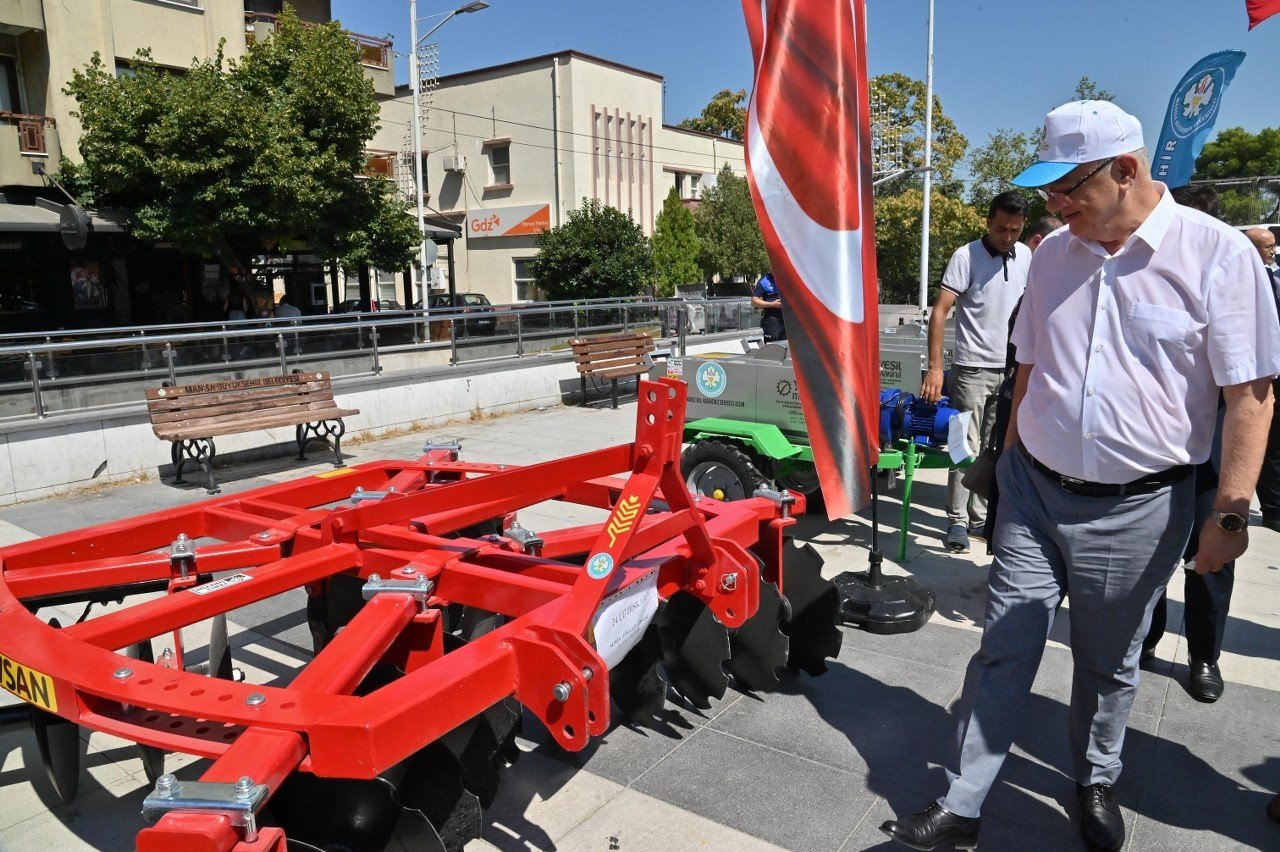 Başkan Ergün 60 tarım makinesi teslim etti