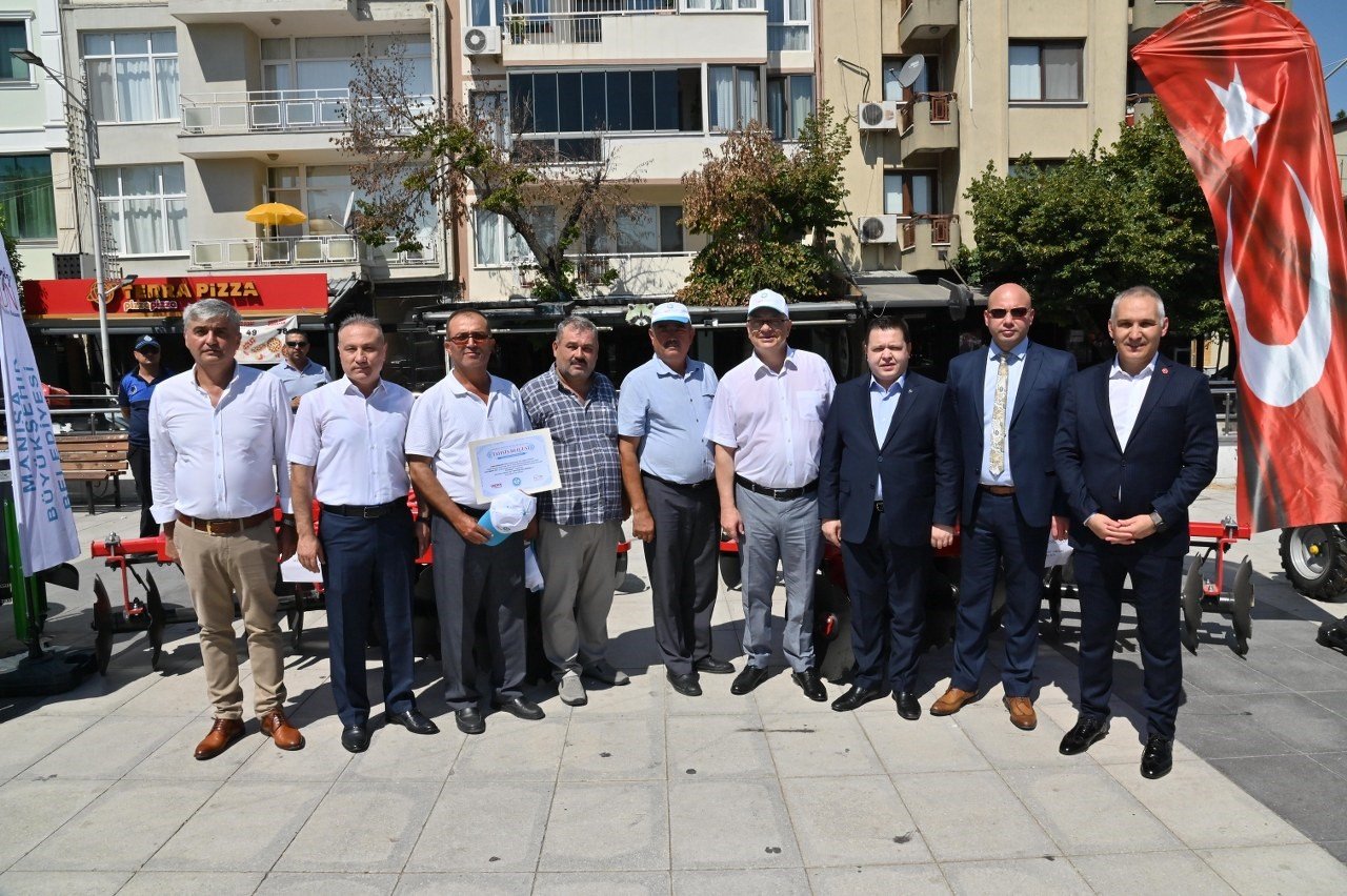 Başkan Ergün 60 tarım makinesi teslim etti