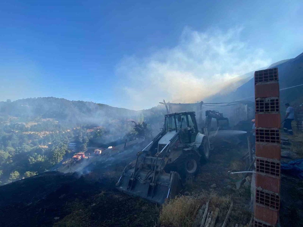 Pazarlar’da yanan eve Orman İşletme Müdürlüğü ekipleri müdahale etti