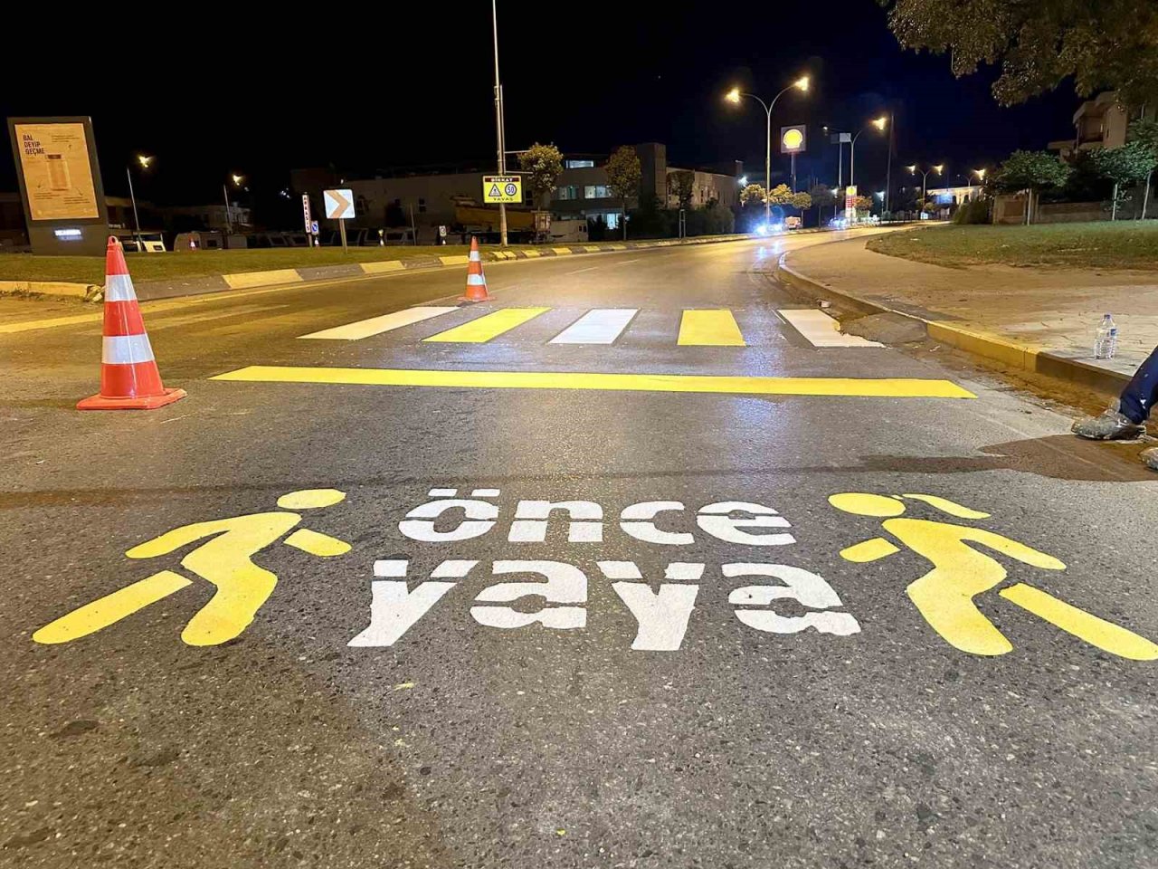 Yaya geçitlerindeki silinmiş çizgiler yenileniyor