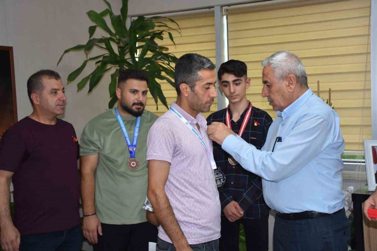 Siirt Belediyesi başarılı sporcuları altınla ödüllendirdi