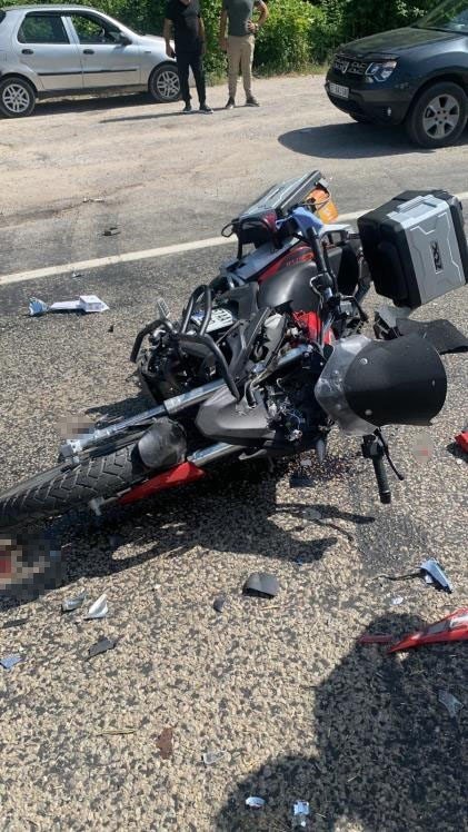 Kamyonetle çarpışan motosiklet sürücüsü kurtarılmadı