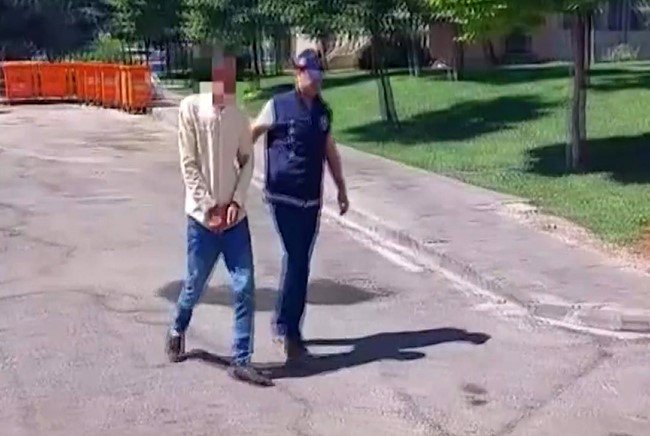 Arkadaş gibi sarıldı, cebindeki telefonu çaldı