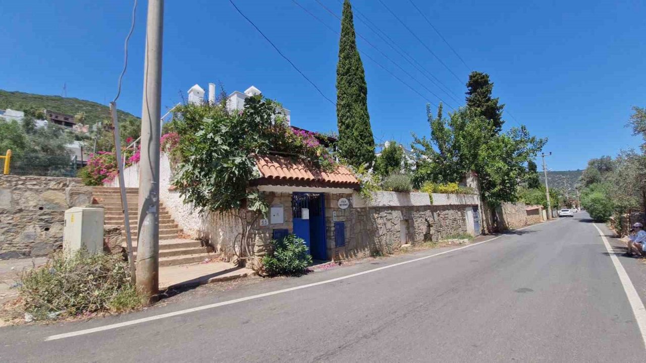 Eşi tarafından havuzda baygın bulundu