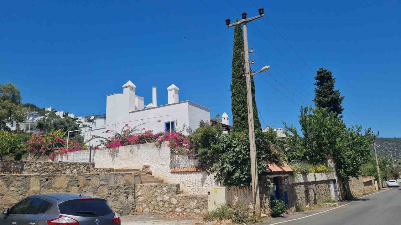 Eşi tarafından havuzda baygın bulundu