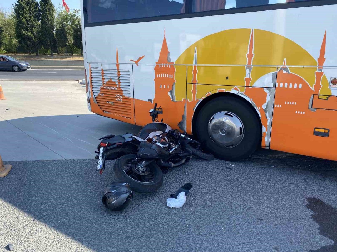 Yolcu otobüsünün altında kalan motosikletlinin ayağı koptu