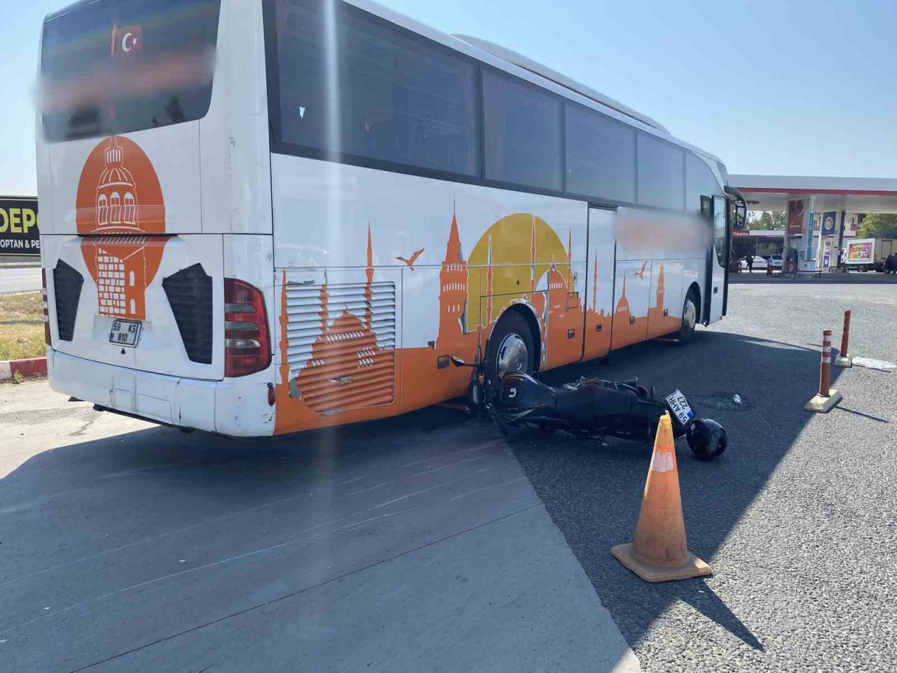 Yolcu otobüsünün altında kalan motosikletlinin ayağı koptu