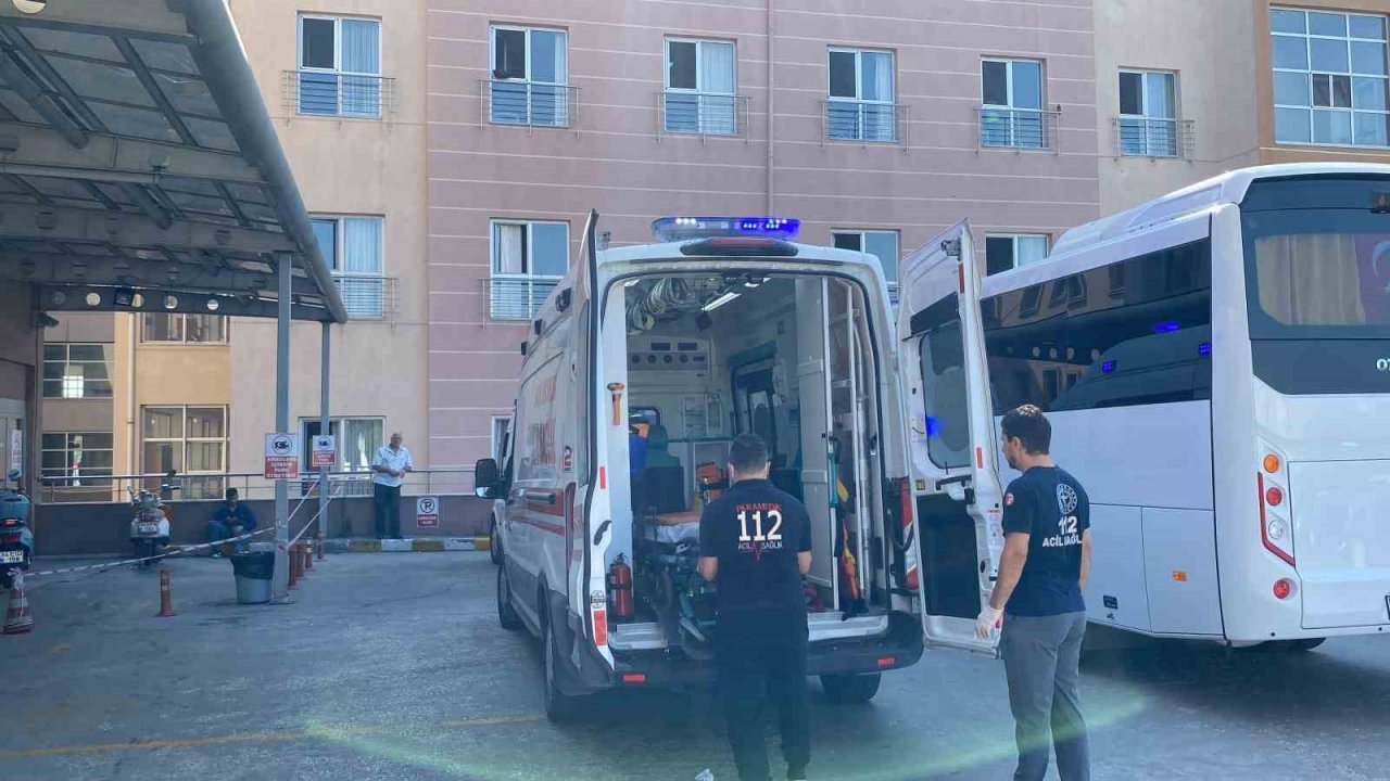 Yolcu otobüsünün altında kalan motosikletlinin ayağı koptu