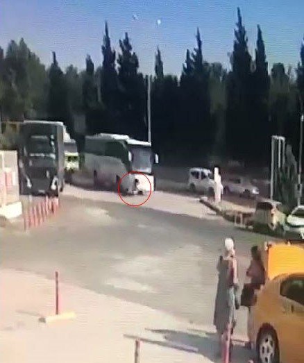 Yolcu otobüsünün altında kalan motosikletlinin ayağı koptu