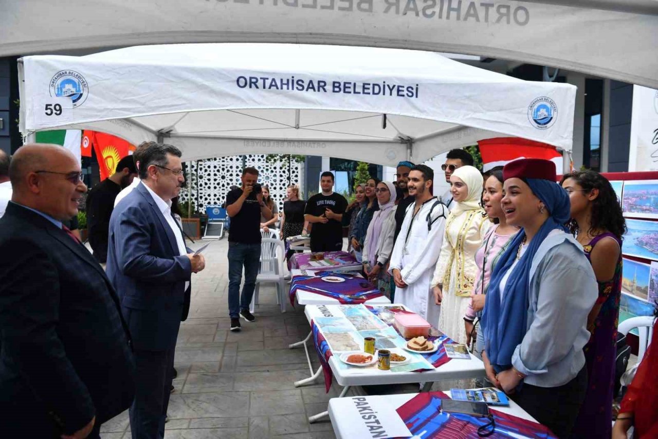 Trabzon’daki yabancı öğrencilerin Kültür Panayırı yoğun ilgi gördü