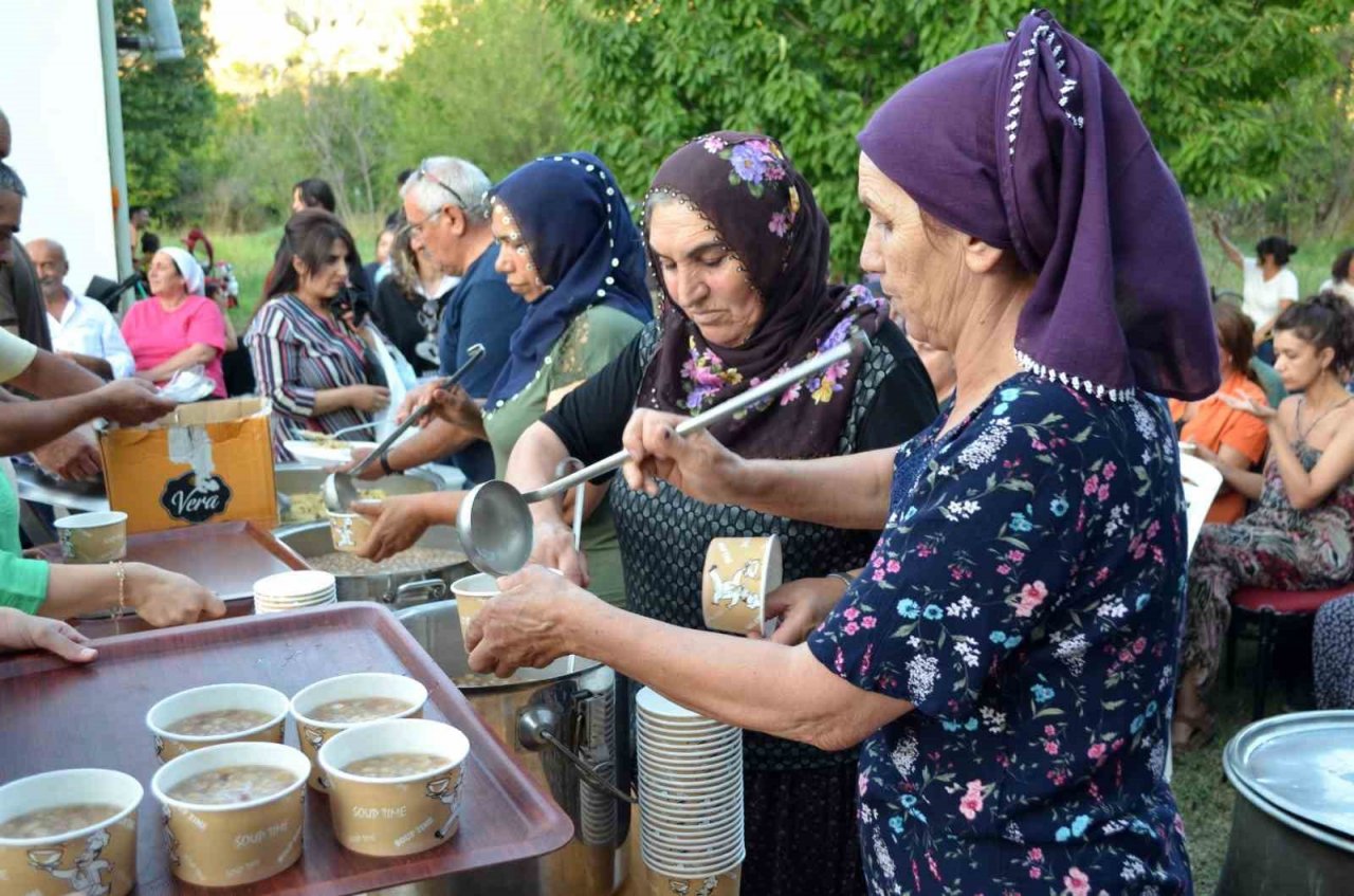Çemişgezekte, vatandaşlara aşure dağıtıldı