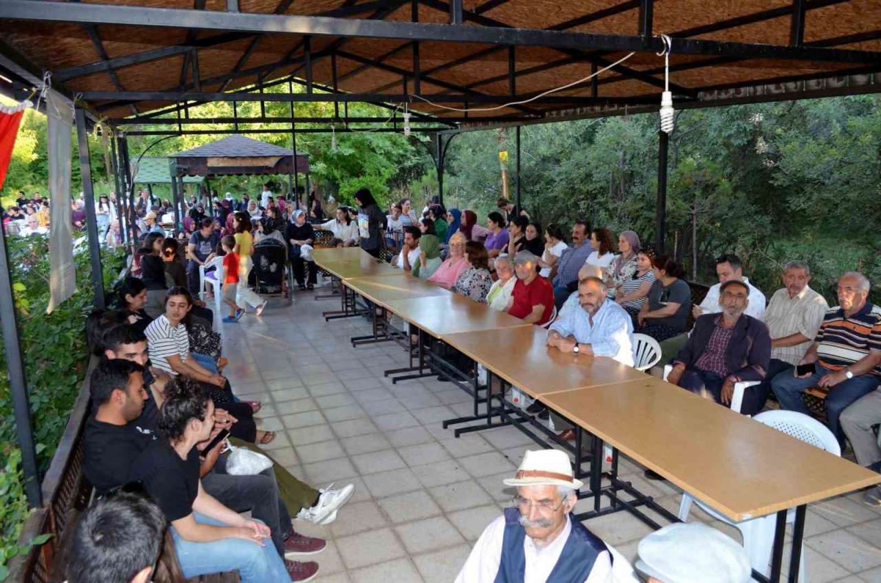 Çemişgezekte, vatandaşlara aşure dağıtıldı