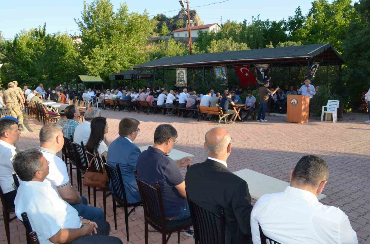 Çemişgezekte, vatandaşlara aşure dağıtıldı