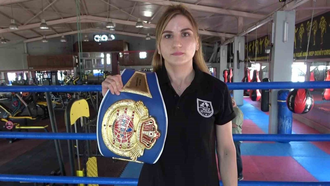 Türk boksör Elif, Makedonya’dan Türkiye’ye dünya şampiyonluk kemeri ile döndü
