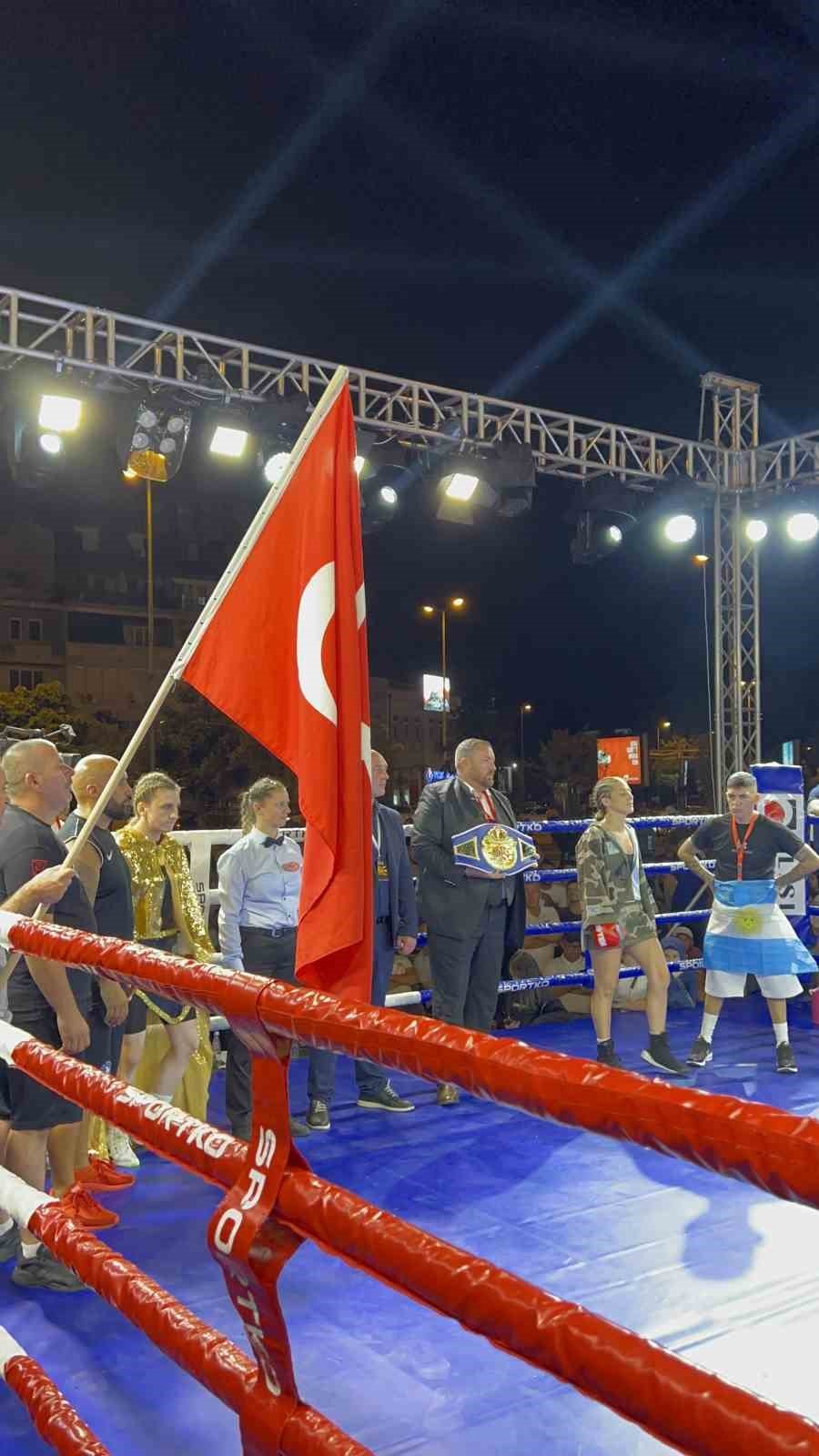 Türk boksör Elif, Makedonya’dan Türkiye’ye dünya şampiyonluk kemeri ile döndü