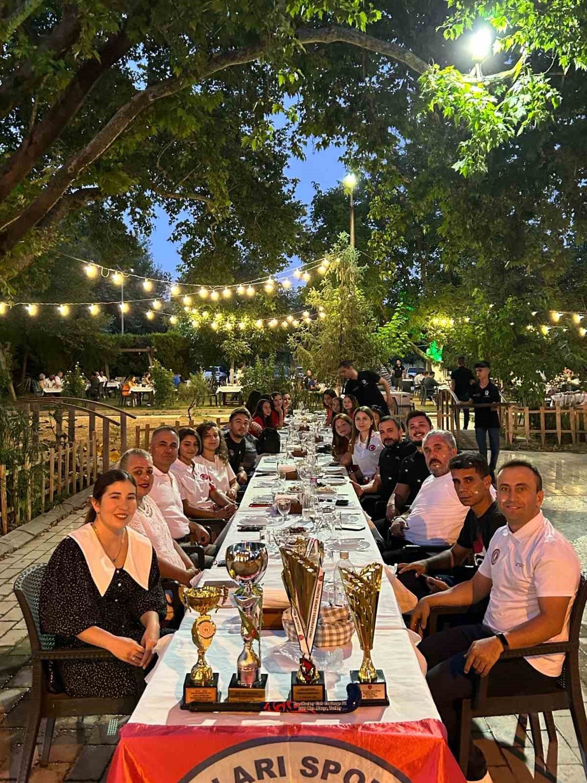 Muğlalı Türkiye şampiyonu hokeyciler için kutlama yemeği düzenlendi