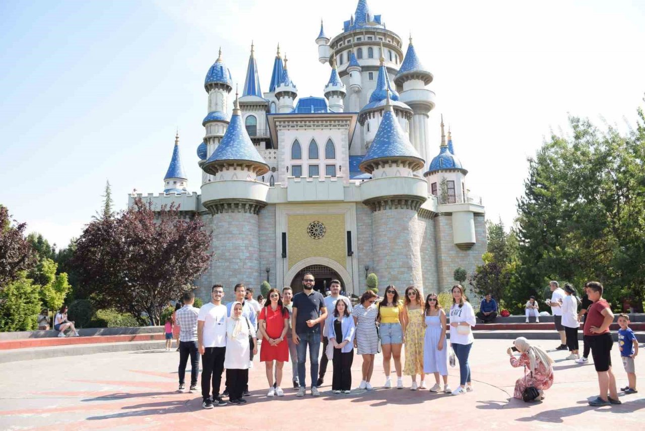 Anadolu Üniversitesi başarılı öğrencileri Eskişehir’de ağırladı