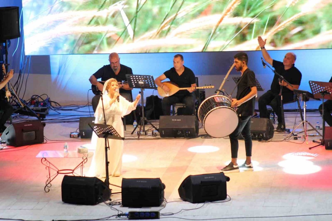Ünlü Halk Müzisyeni Bedia Akartürk, Denizlililere unutulmaz gece yaşattı