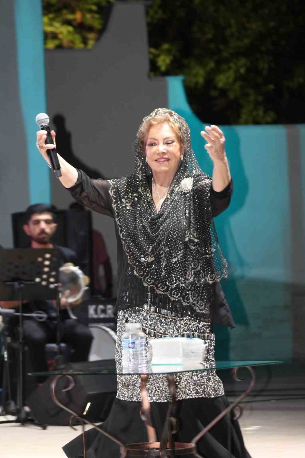 Ünlü Halk Müzisyeni Bedia Akartürk, Denizlililere unutulmaz gece yaşattı