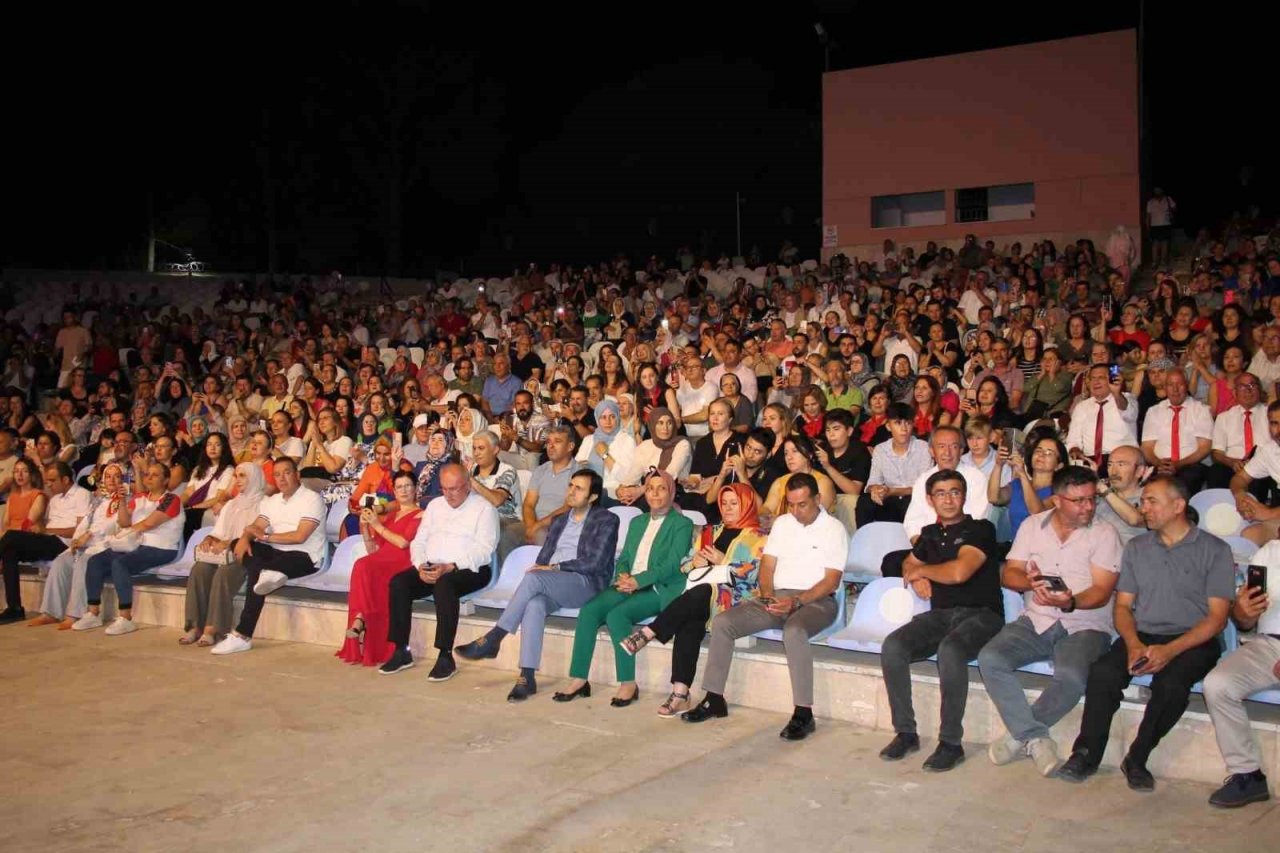 Ünlü Halk Müzisyeni Bedia Akartürk, Denizlililere unutulmaz gece yaşattı