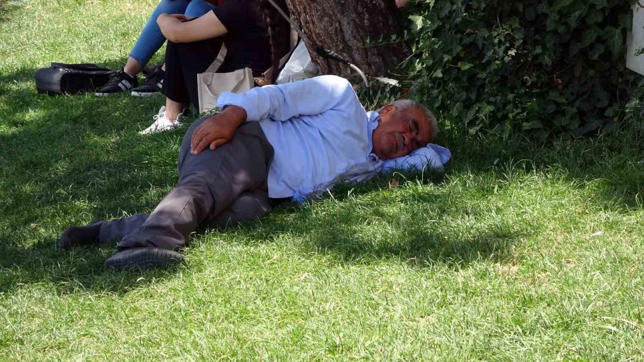 Yozgat’ta sıcak hava vatandaşı bunalttı