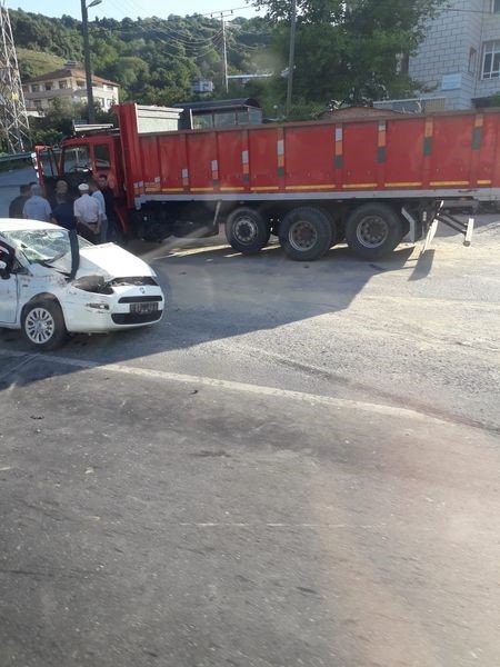 Kdz. Ereğli’de kamyonla otomobil çarpıştı: 1 yaralı