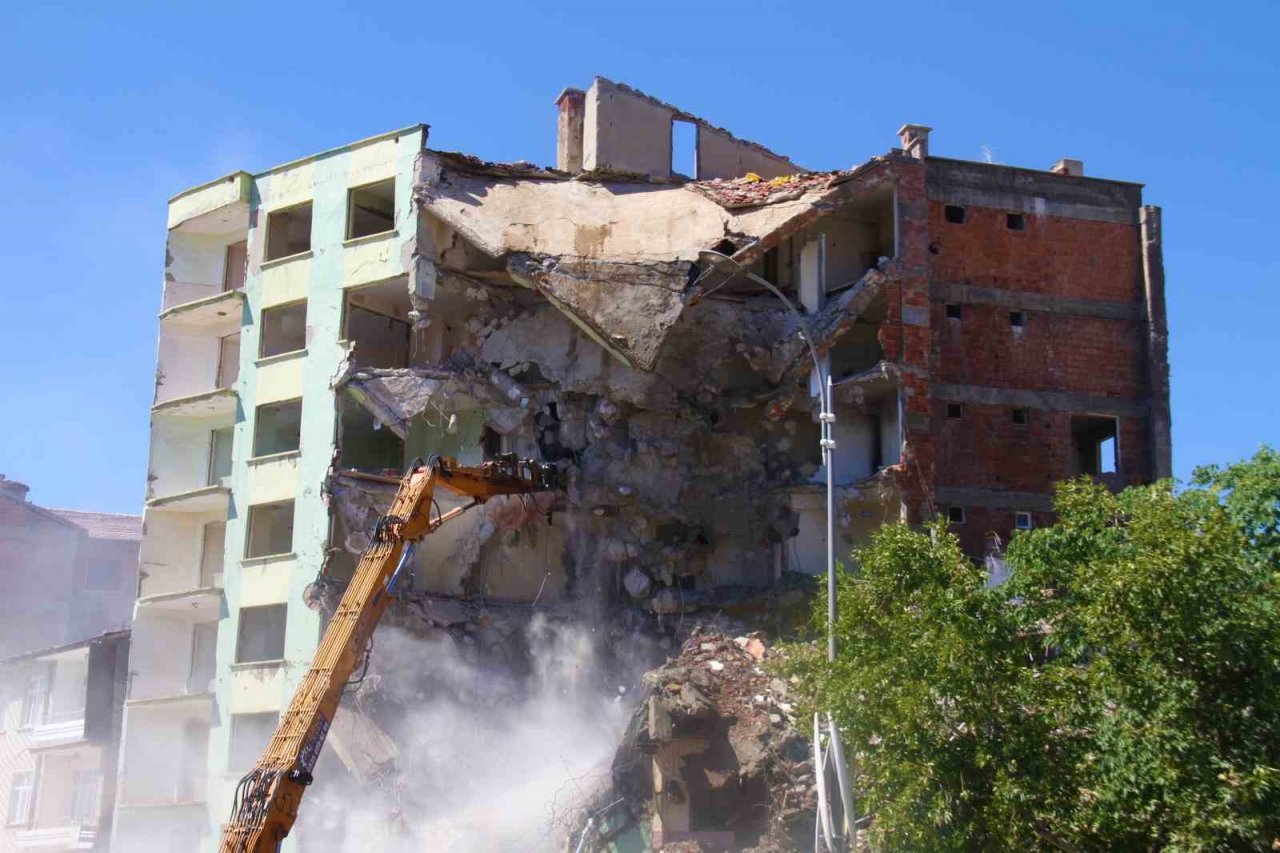 Elazığ’da ağır hasarlı binaların yıkımı devam ediyor