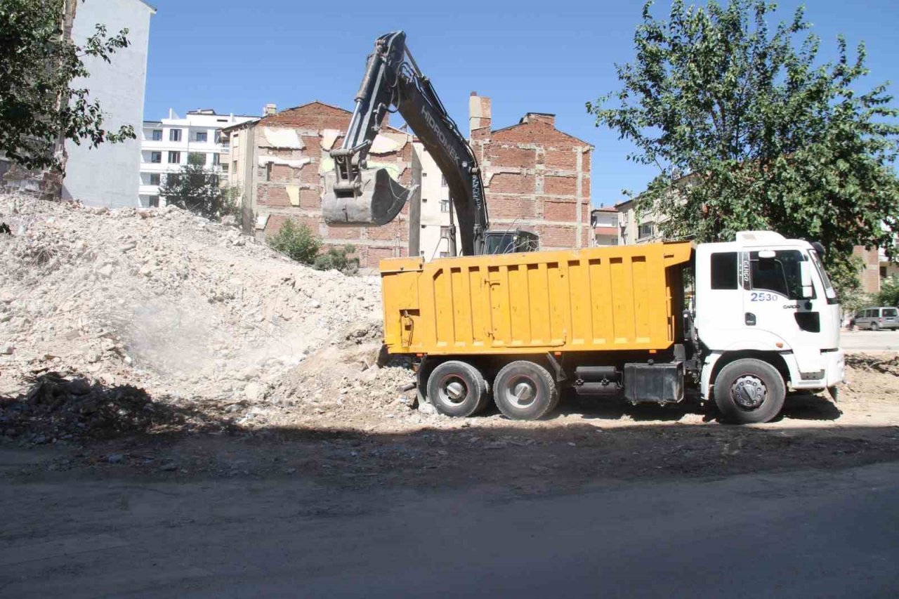 Elazığ’da ağır hasarlı binaların yıkımı devam ediyor