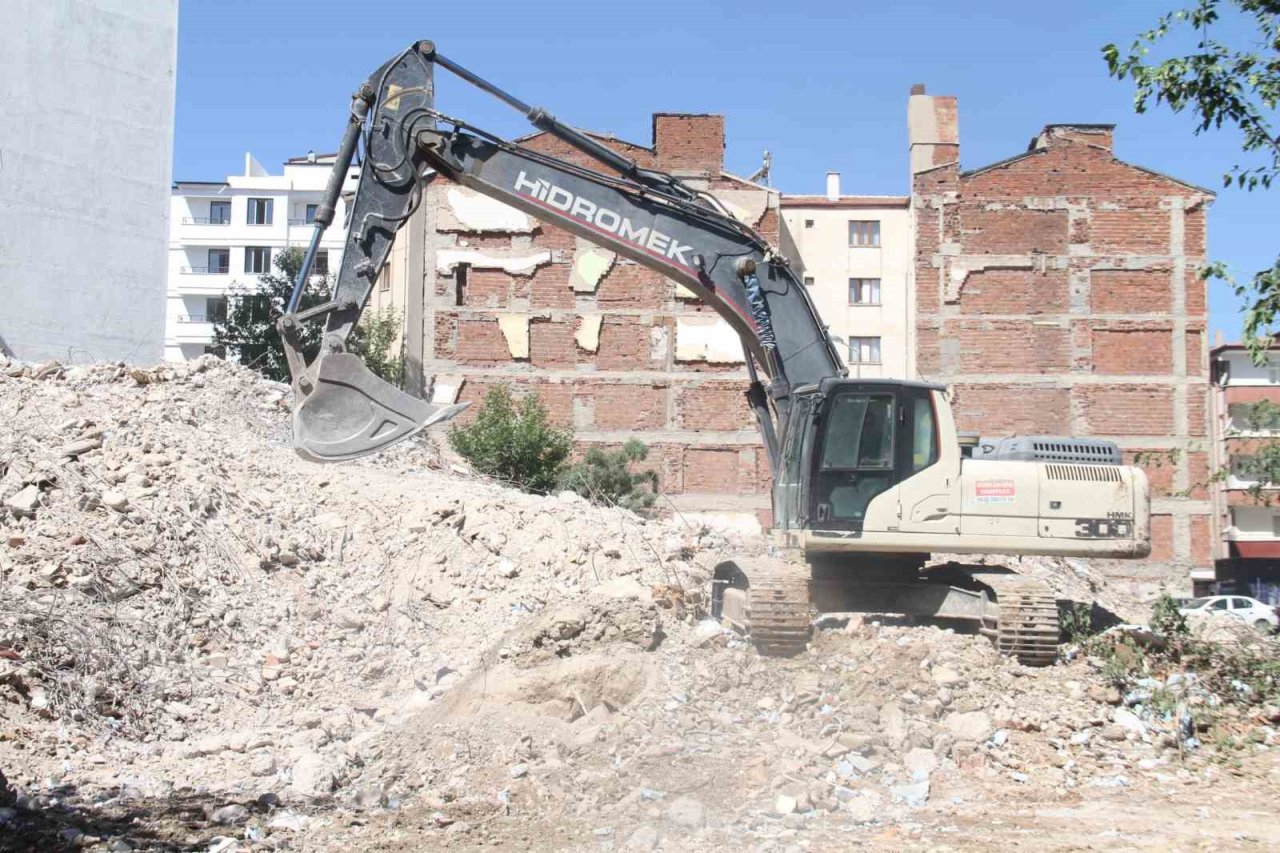 Elazığ’da ağır hasarlı binaların yıkımı devam ediyor