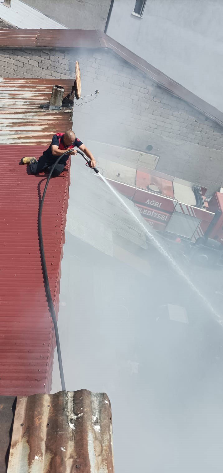 Ağrı’da çıkan yangında iş yeri küle döndü