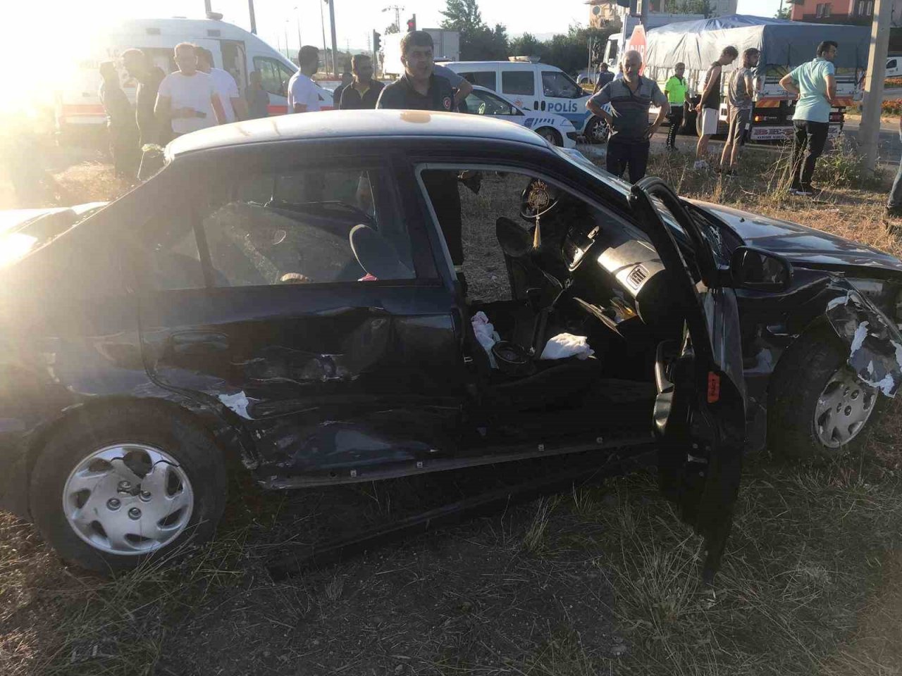 Amasya’da üç araç kavşakta çarpıştı: 1’i ağır 6 yaralı