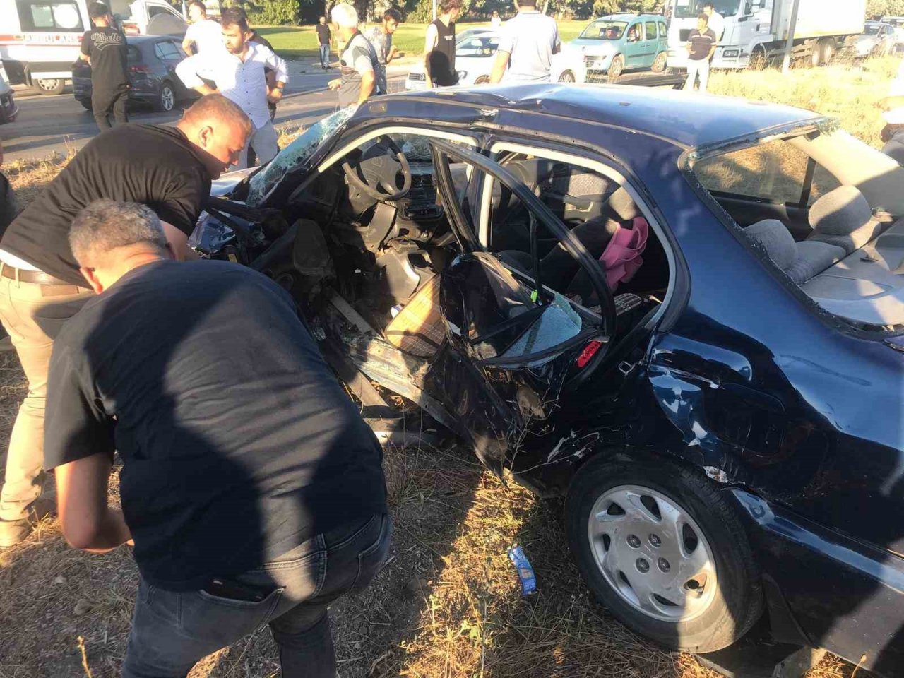 Amasya’da üç araç kavşakta çarpıştı: 1’i ağır 6 yaralı