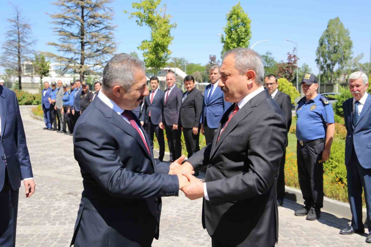 Ankara’nın yeni Emniyet Müdürü Dinç görevi törenle devraldı