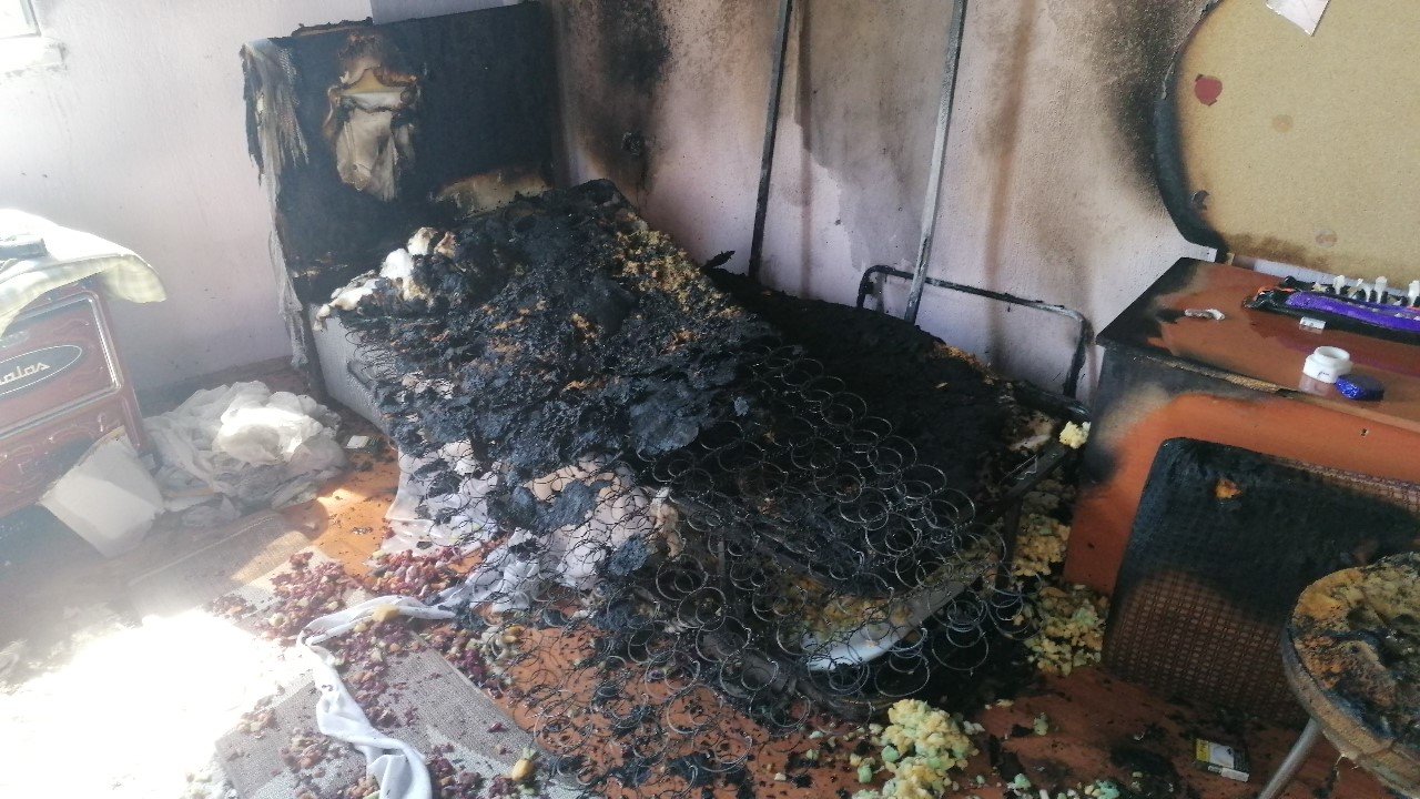 Apartman dairesinde çıkan yangında çocuk odası tamamen yandı