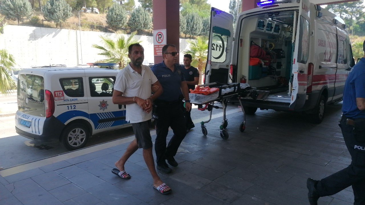 Elma yiye yiye önce çaldı, yakalanınca bıçakla tehdit etti